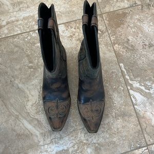 ARIAT Cowboy Western Boots Fleur-De-Lis on Toe Worn a handful of times